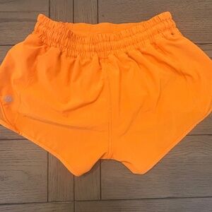 Hotty Hot 2.5" lined, low rise Lululemon shorts